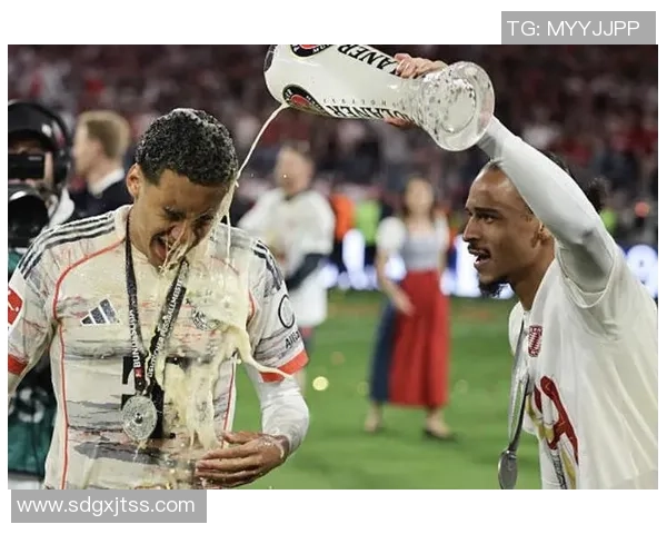 穆西亚拉亲临训练场为队友加油助威并热情签名回馈球迷