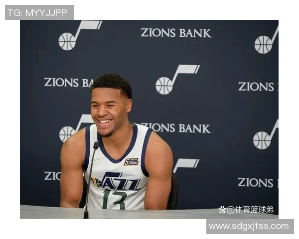 曾凡博防守失误贾里德巴特勒轻松突破上篮得分