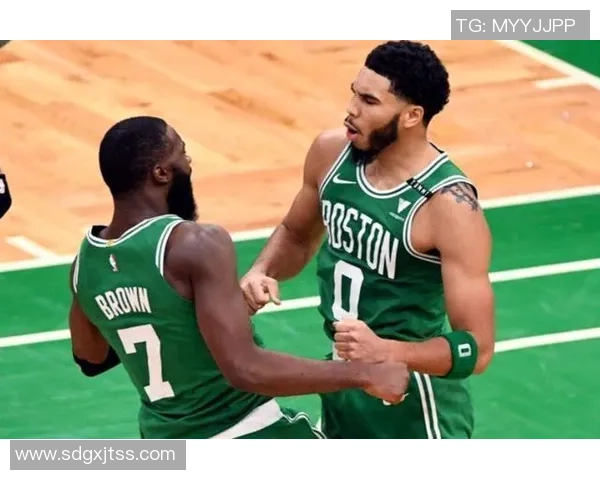 杰伦格林接受采访时被罗伊斯奥尼尔庆祝撞飞引发热议