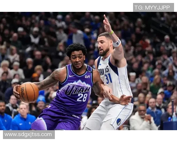 克莱汤普森生涯达成17000分里程碑临时总经理芬利亲自赠送比赛用球